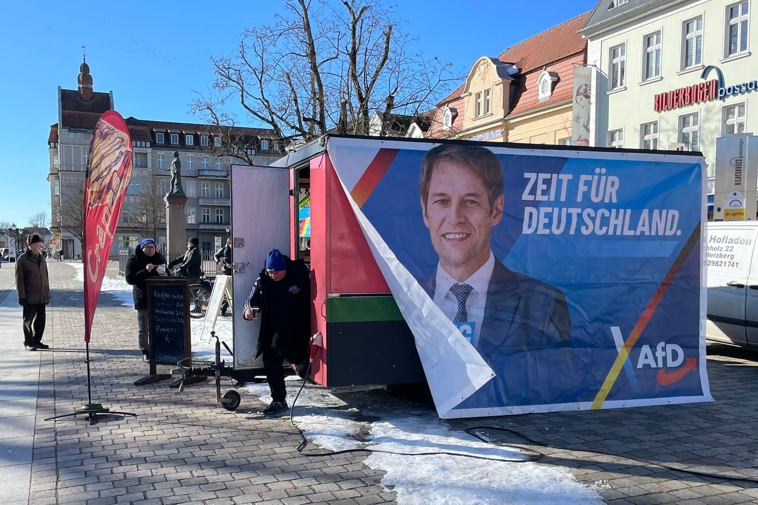 Schulplatz in Neuruppin: Wahlplakat des AfD-Direktkandidaten Götz Frömming am Imbisswagen.