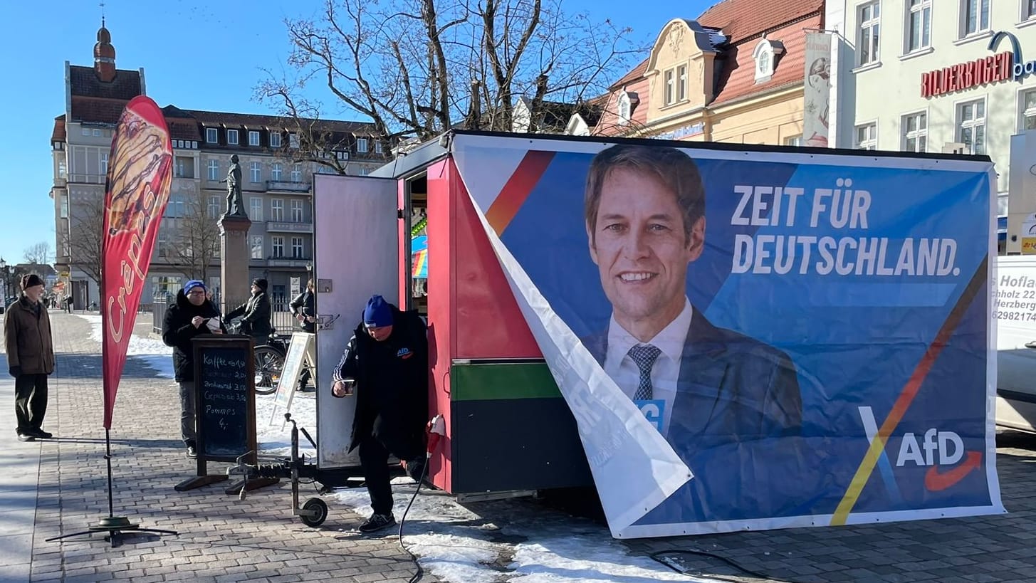 Schulplatz in Neuruppin: Wahlplakat des AfD-Direktkandidaten Götz Frömming am Imbisswagen.