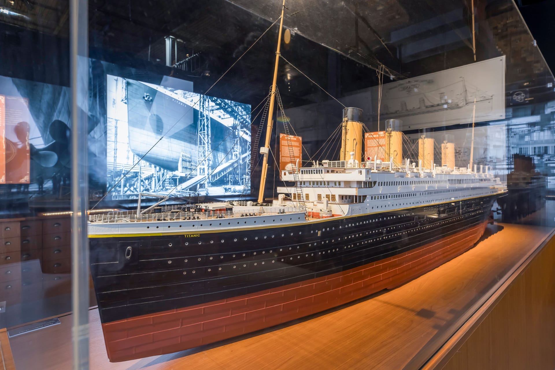 Ein Modell der Titanic steht in einer Vitrine: In Köln können Besucher die Geschichte des Schiffs bald ganz neu erleben.