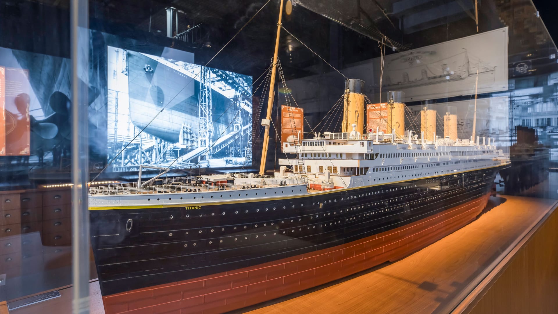 Ein Modell der Titanic steht in einer Vitrine: In Köln können Besucher die Geschichte des Schiffs bald ganz neu erleben.