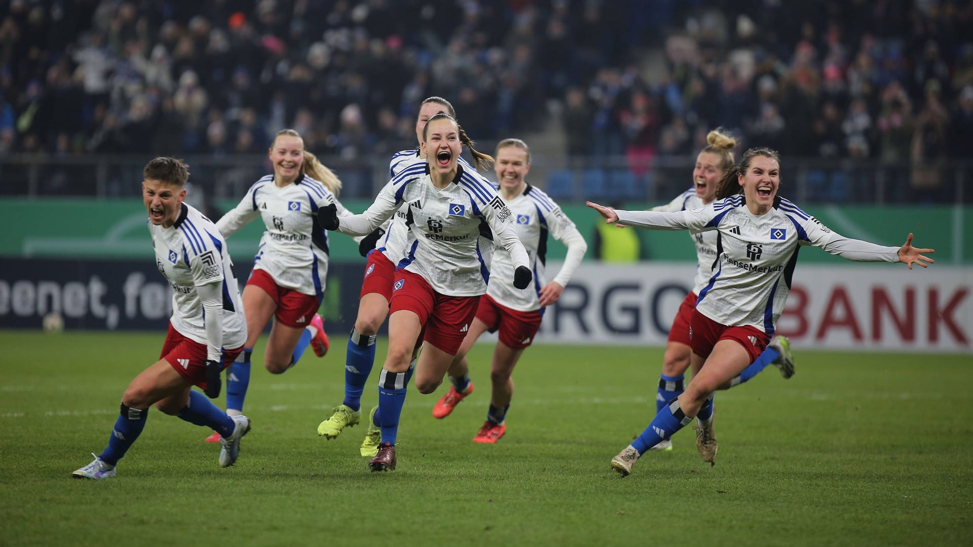 Großer Jubel bei den HSV-Frauen: Das Zweitliga-Team ist ins Halbfinale des DFB-Pokals eingezogen.