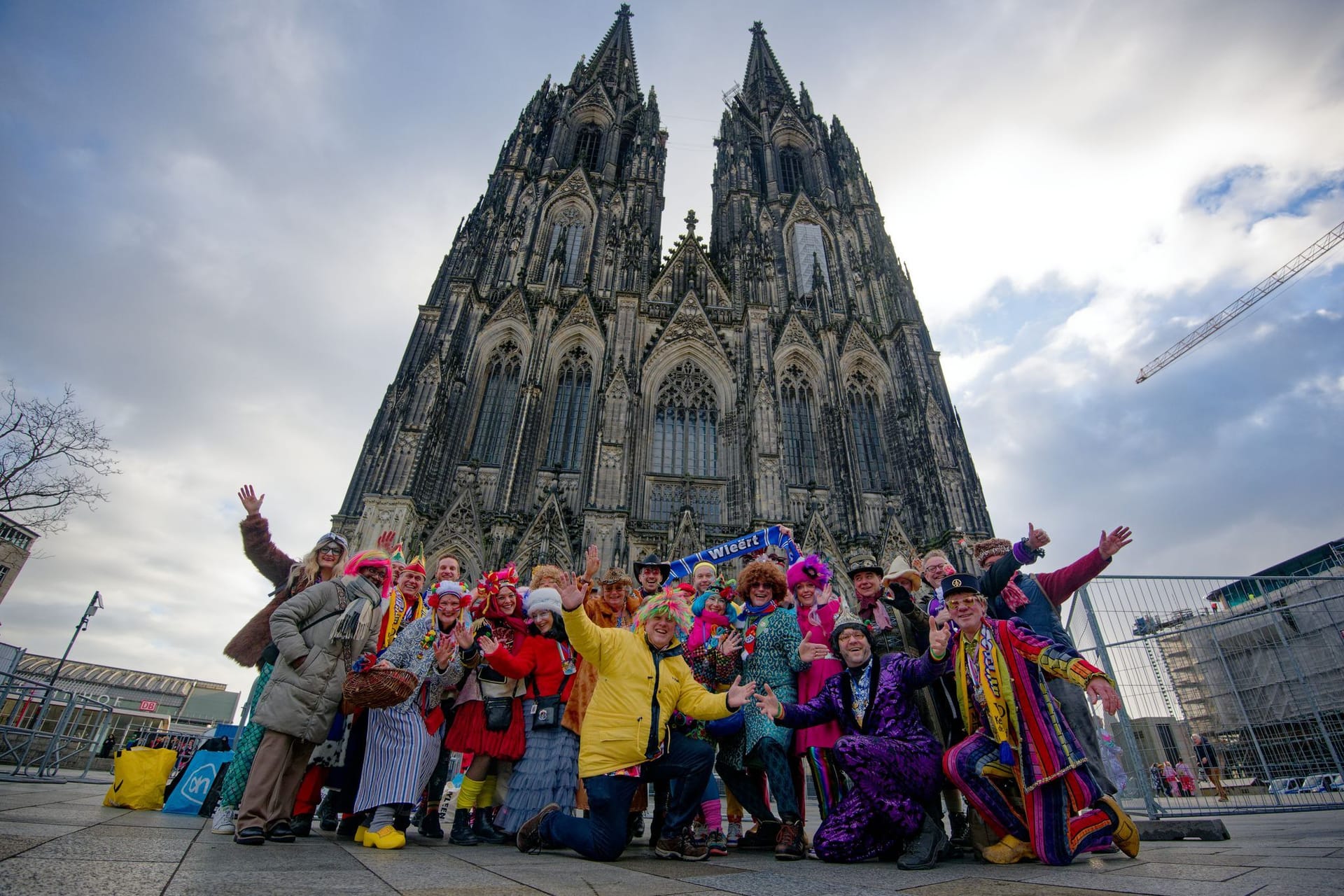 Weiberfastnacht im Rheinland - Beginn des Straßenkarnevals