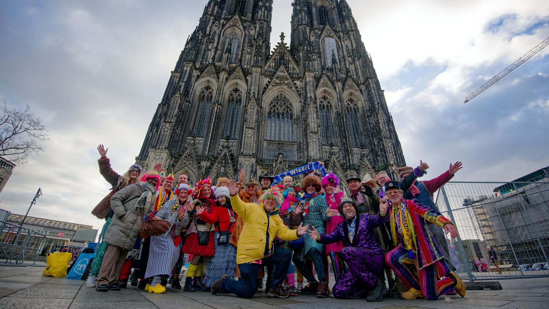 Weiberfastnacht im Rheinland - Beginn des Straßenkarnevals