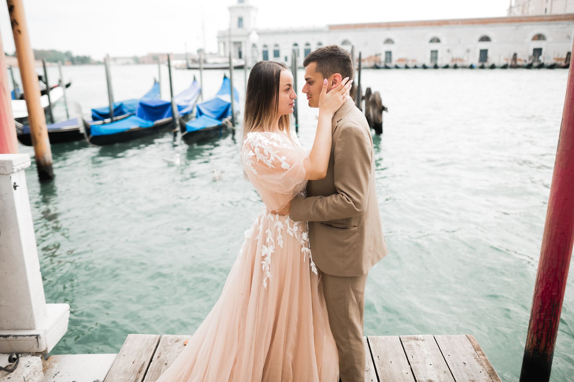 Ein Hochzeitspaar in Venedig: Ausländer heiraten gerne in Italien - und lassen sich das Fest gewaltige Summen kosten.