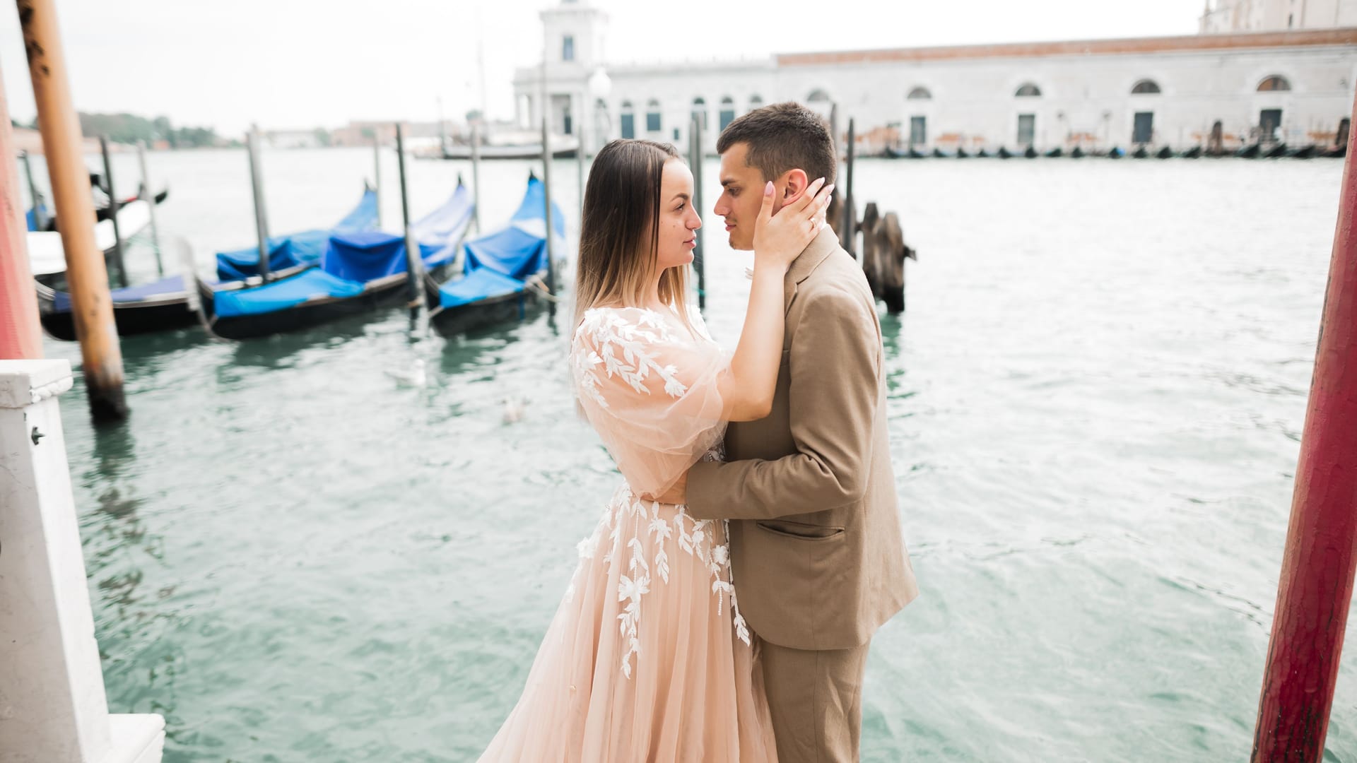 Ein Hochzeitspaar in Venedig: Ausländer heiraten gerne in Italien - und lassen sich das Fest gewaltige Summen kosten.