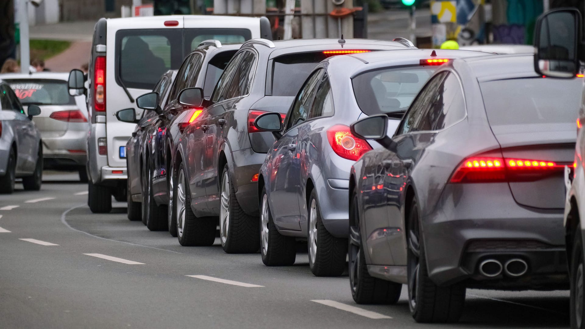 Stau in deutscher Großstadt: Beim Verkehr liegen die Klimaziele in weiter Ferne.