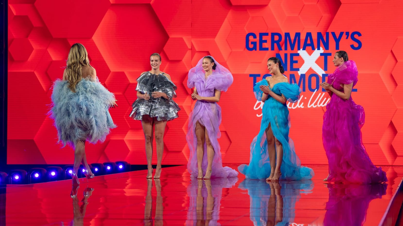 Heidi Klum mit vier Kandidatinnen: Gerade läuft die 20. Staffel von "Germany's Next Topmodel".