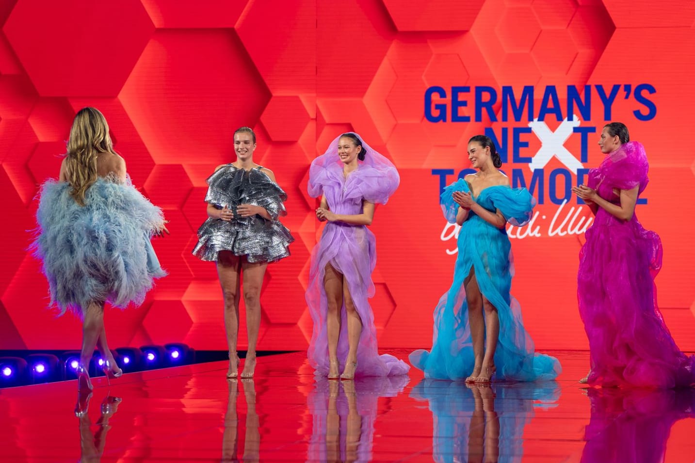 Heidi Klum mit vier Kandidatinnen: Gerade läuft die 20. Staffel von "Germany's Next Topmodel".