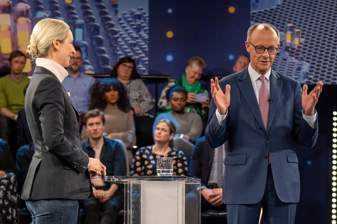 Friedrich Merz (r.), Kanzlerkandidat und Vorsitzender der CDU, spricht mit Alice Weidel, Kanzlerkandidatin der AfD, in der ZDF-Sendung "Klartext".