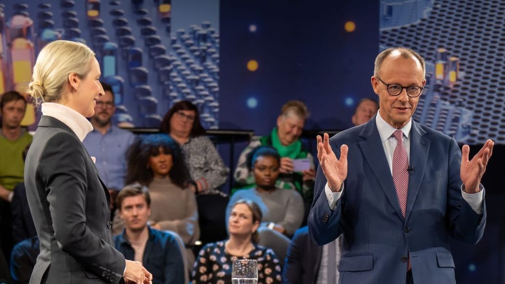 Friedrich Merz (r.), Kanzlerkandidat und Vorsitzender der CDU, spricht mit Alice Weidel, Kanzlerkandidatin der AfD, in der ZDF-Sendung "Klartext".