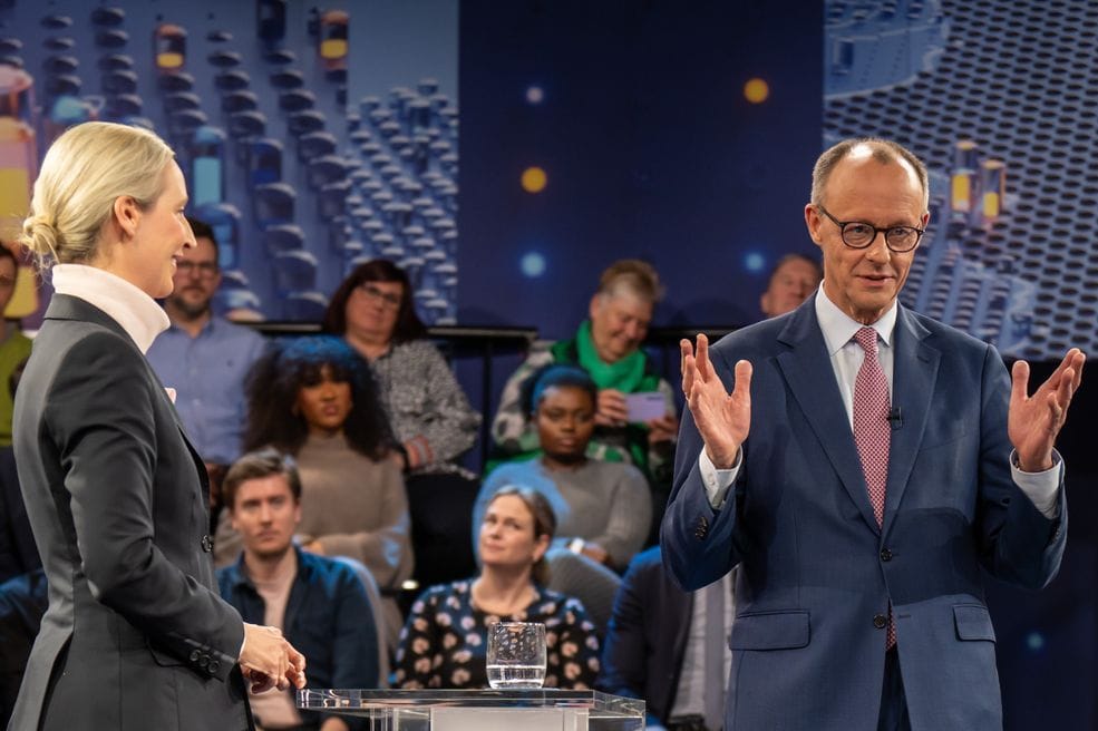 Friedrich Merz (r.), Kanzlerkandidat und Vorsitzender der CDU, spricht mit Alice Weidel, Kanzlerkandidatin der AfD, in der ZDF-Sendung "Klartext".