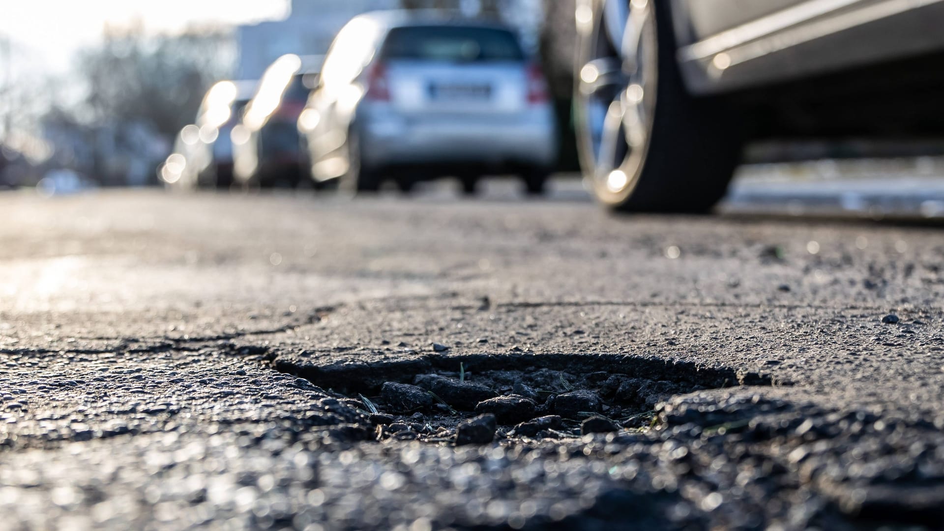 Im Winter blühen sie auf: Frost und Feuchtigkeit lassen Schlaglöcher gedeihen – mit teuren Folgen für viele Autofahrer.