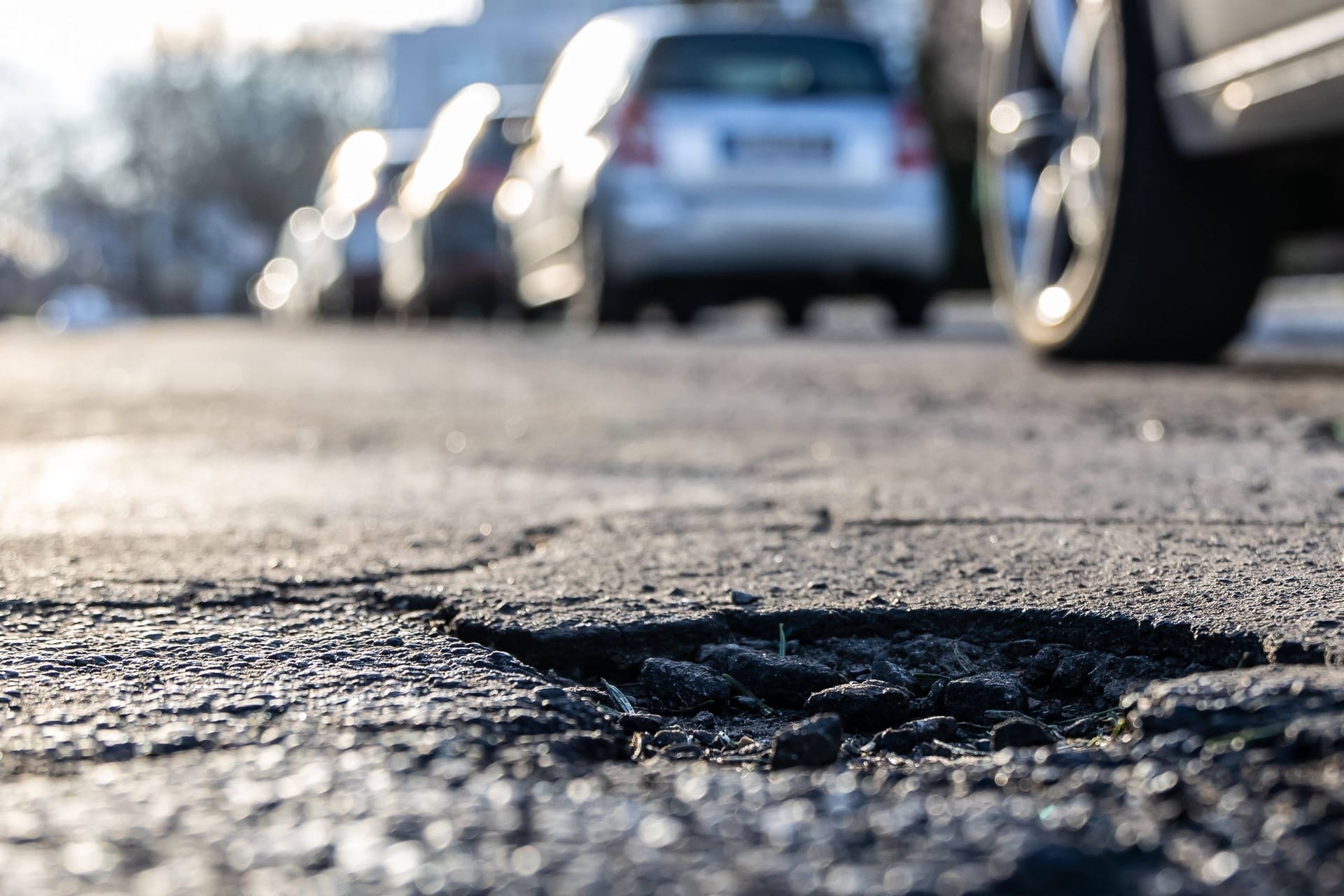 Im Winter blühen sie auf: Frost und Feuchtigkeit lassen Schlaglöcher gedeihen – mit teuren Folgen für viele Autofahrer.