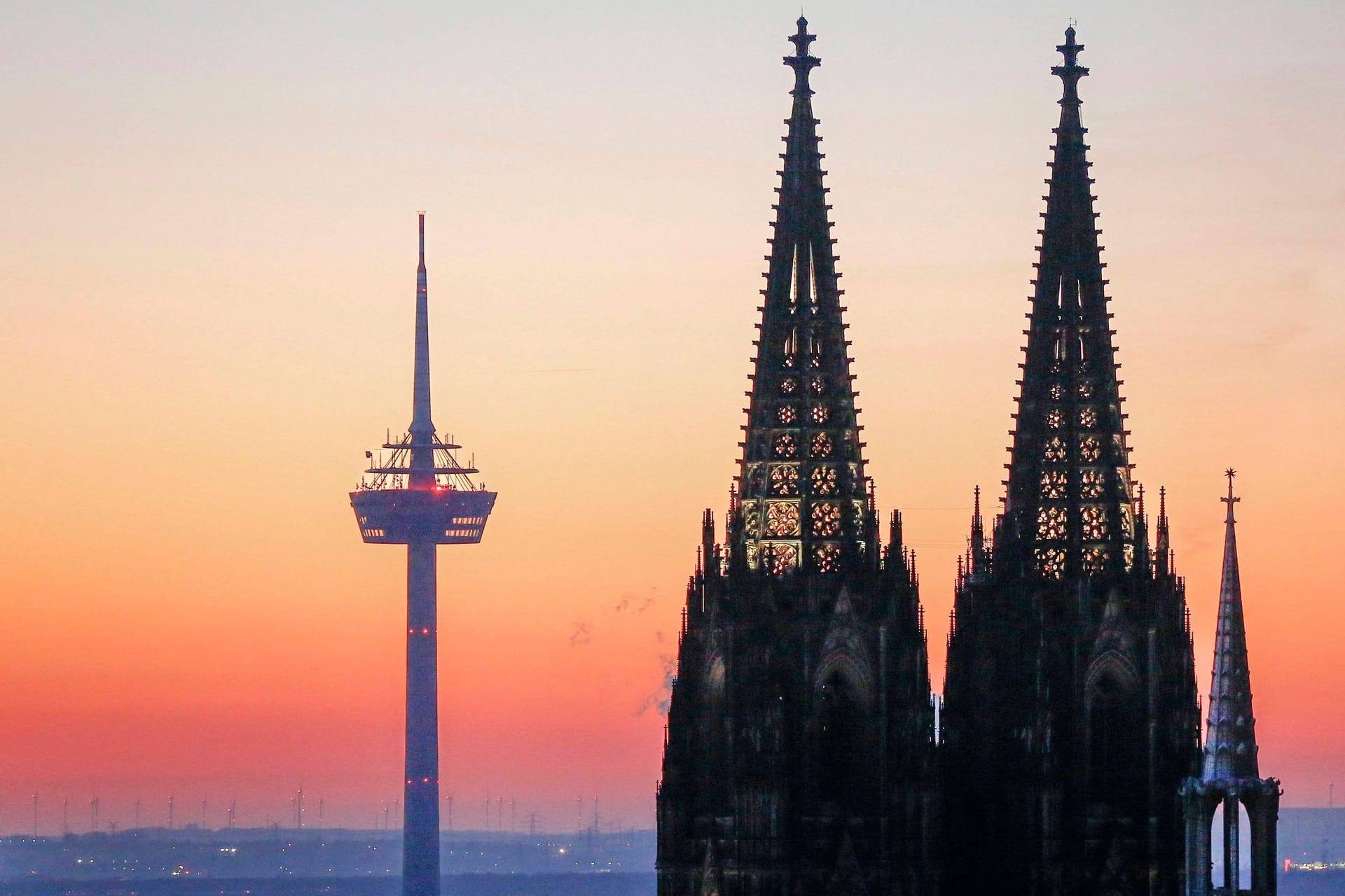 Der Kölner Dom bei Sonnenaufgang: Am Freitag springen die Höchstwerte in der Region auf 19 Grad – fast 30 Grad mehr als noch zu Beginn der Woche.