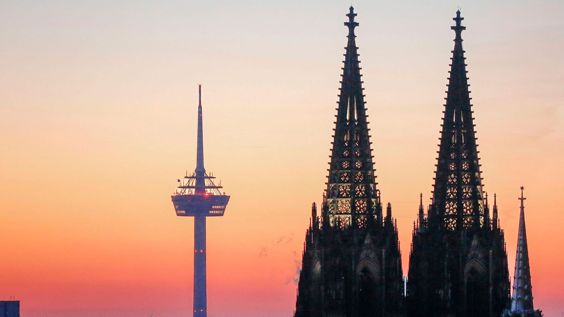 Der Kölner Dom bei Sonnenaufgang: Am Freitag springen die Höchstwerte in der Region auf 19 Grad – fast 30 Grad mehr als noch zu Beginn der Woche.