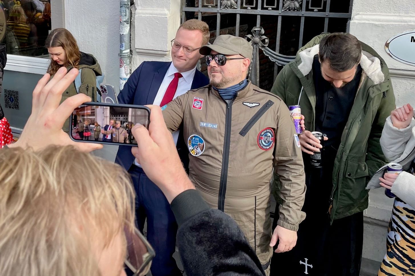 Foto auf dem Rathausplatz: Mirco Budde erfüllt den Wunsch des Partyvolks.