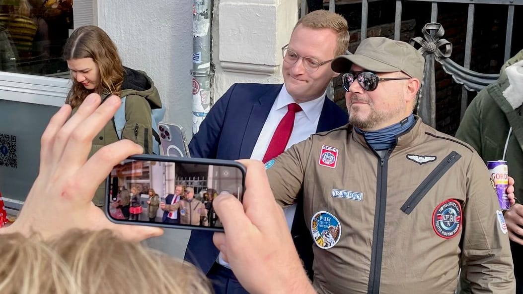 Foto auf dem Rathausplatz: Mirco Budde erfüllt den Wunsch des Partyvolks.