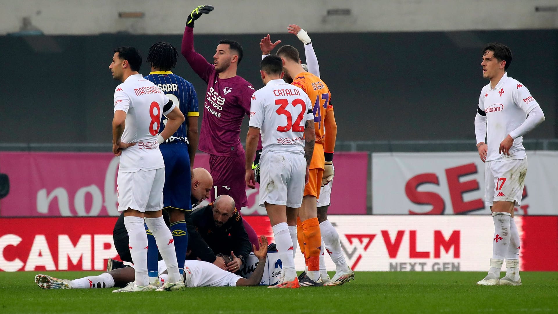 Schnell signalisierten die Spieler, dass Kean Hilfe brauchte.