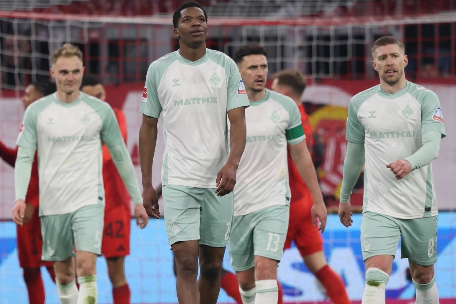 Frust bei den Werder-Profis: Lange hielt Bremen in München mit, am Ende gewann der FC Bayern das Spiel doch deutlich.