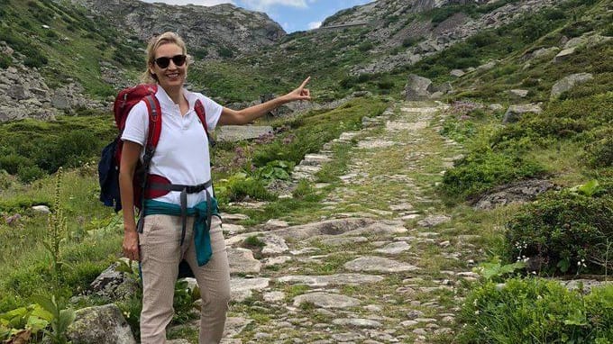 "Holen wir uns unser Land zurück!" forderte Weidel 2018 auf Twitter mit diesem Foto beim Wandern. Das Problem: Da stand sie in der Schweiz.