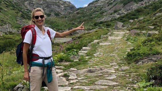 "Holen wir uns unser Land zurück!" forderte Weidel 2018 auf Twitter mit diesem Foto beim Wandern. Das Problem: Da stand sie in der Schweiz.