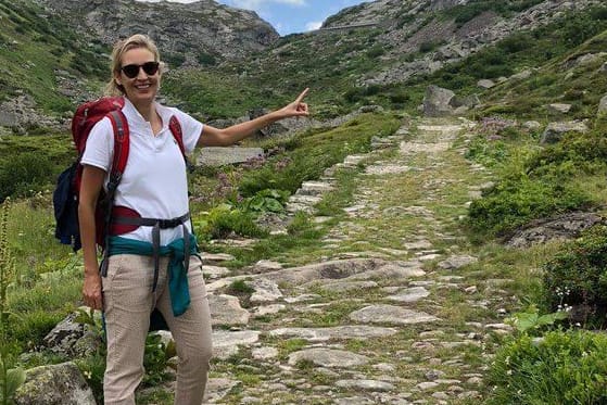 "Holen wir uns unser Land zurück!" forderte Weidel 2018 auf Twitter mit diesem Foto beim Wandern. Das Problem: Da stand sie in der Schweiz.