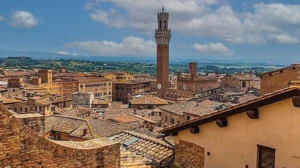 Siena (Arechivbild): Aussicht auf den Glockenturm Torre del Mangia.