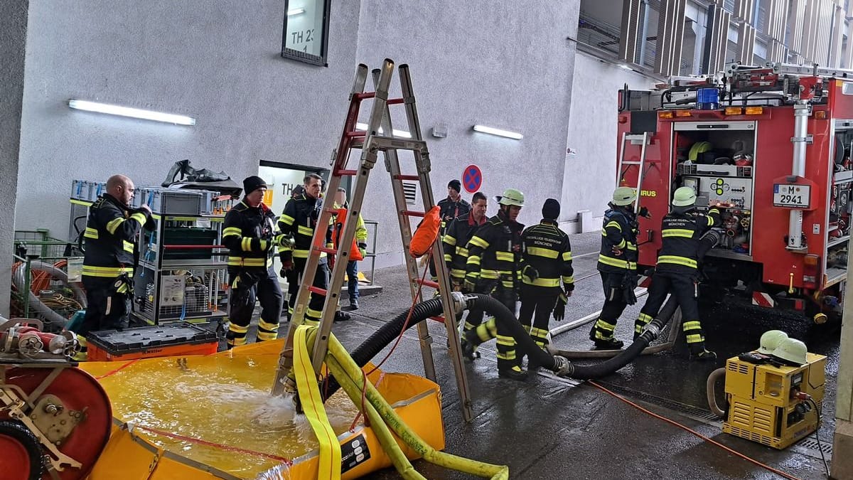 Einsatz im Perlacher Einkaufszentrum: Die Feuerwehr beim Abpumpen des Wasserschadens.