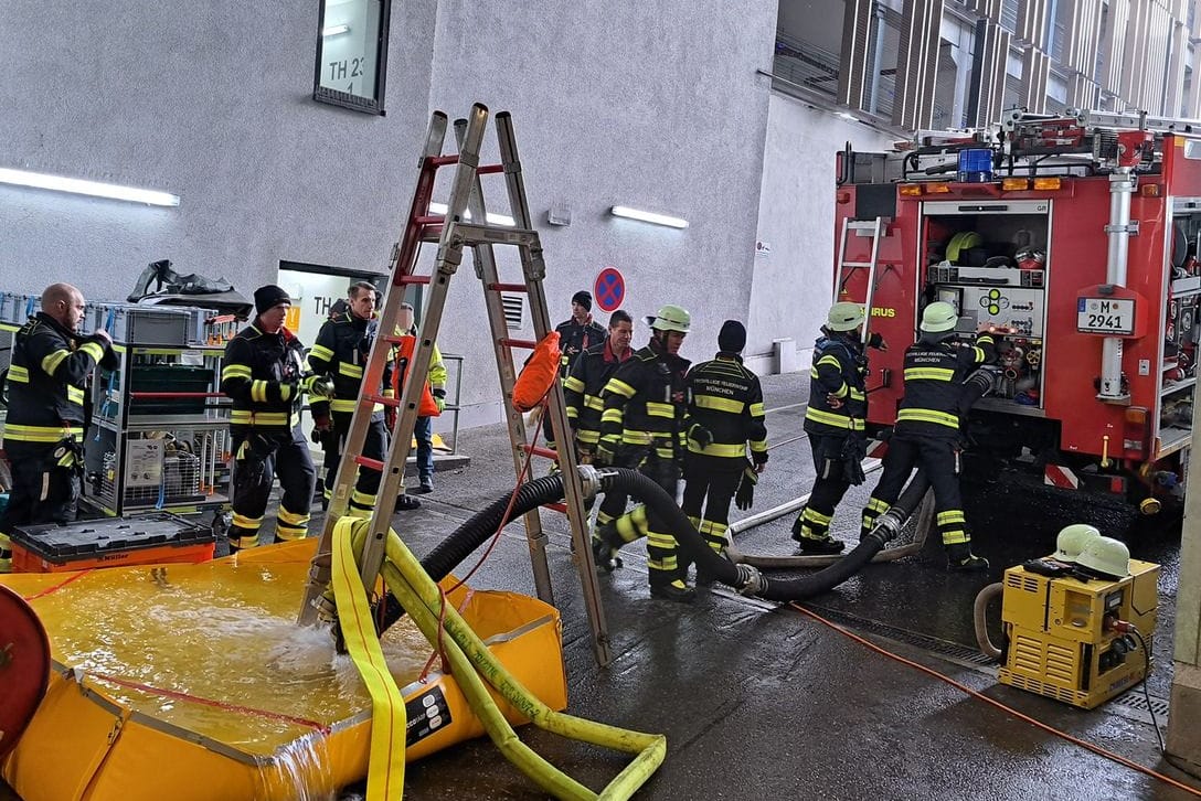 Einsatz im Perlacher Einkaufszentrum: Die Feuerwehr beim Abpumpen des Wasserschadens.