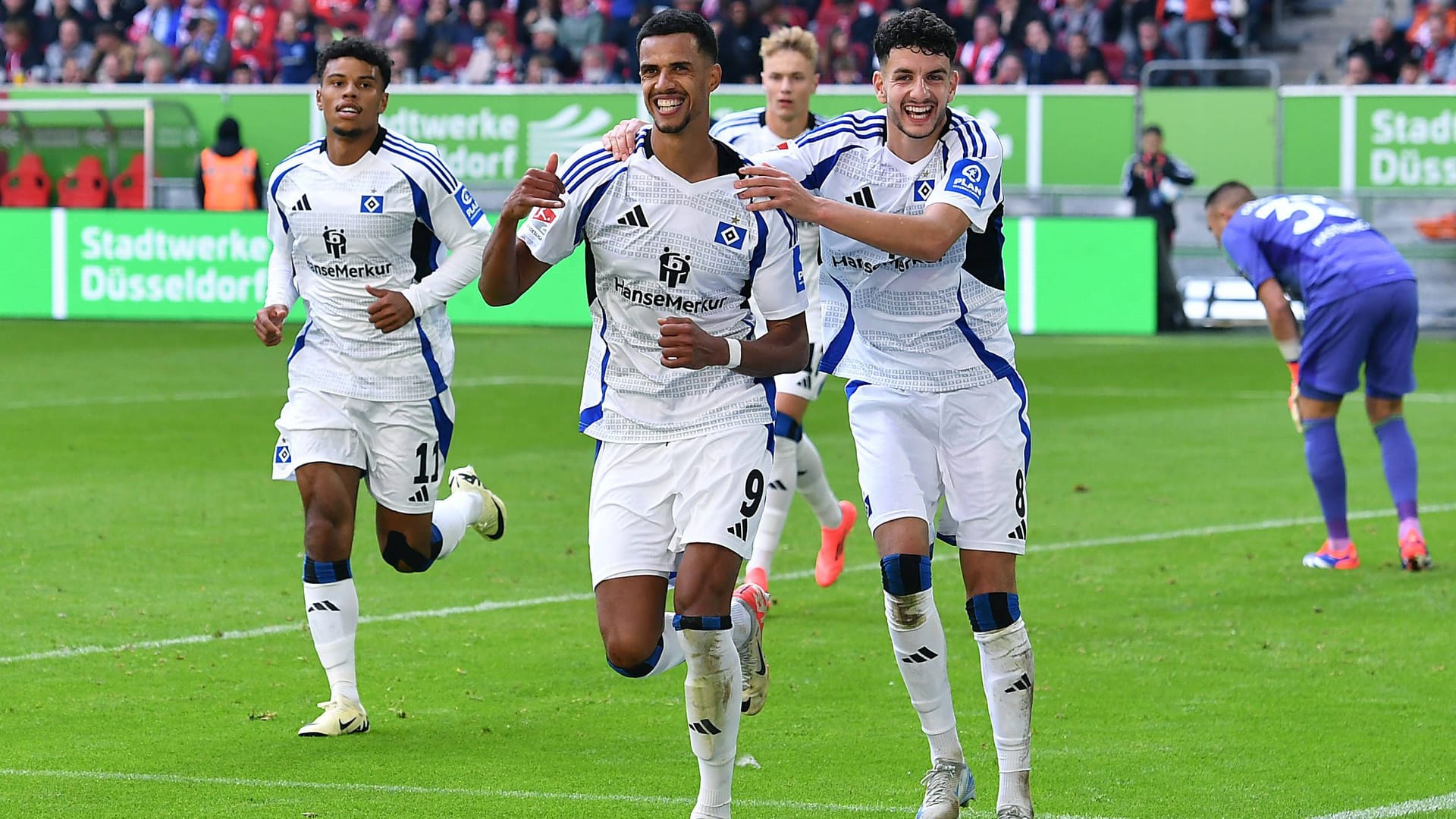 Großer Jubel bei den HSV-Profis in Düsseldorf (Archivbild): Das Hinspiel gewannen die Hamburger mit 3:0, nun steht der Termin für das Rückspiel fest.