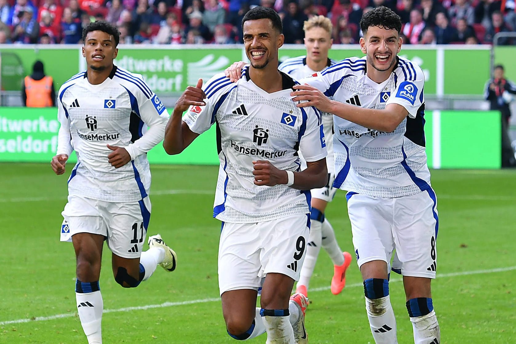 Großer Jubel bei den HSV-Profis in Düsseldorf (Archivbild): Das Hinspiel gewannen die Hamburger mit 3:0, nun steht der Termin für das Rückspiel fest.