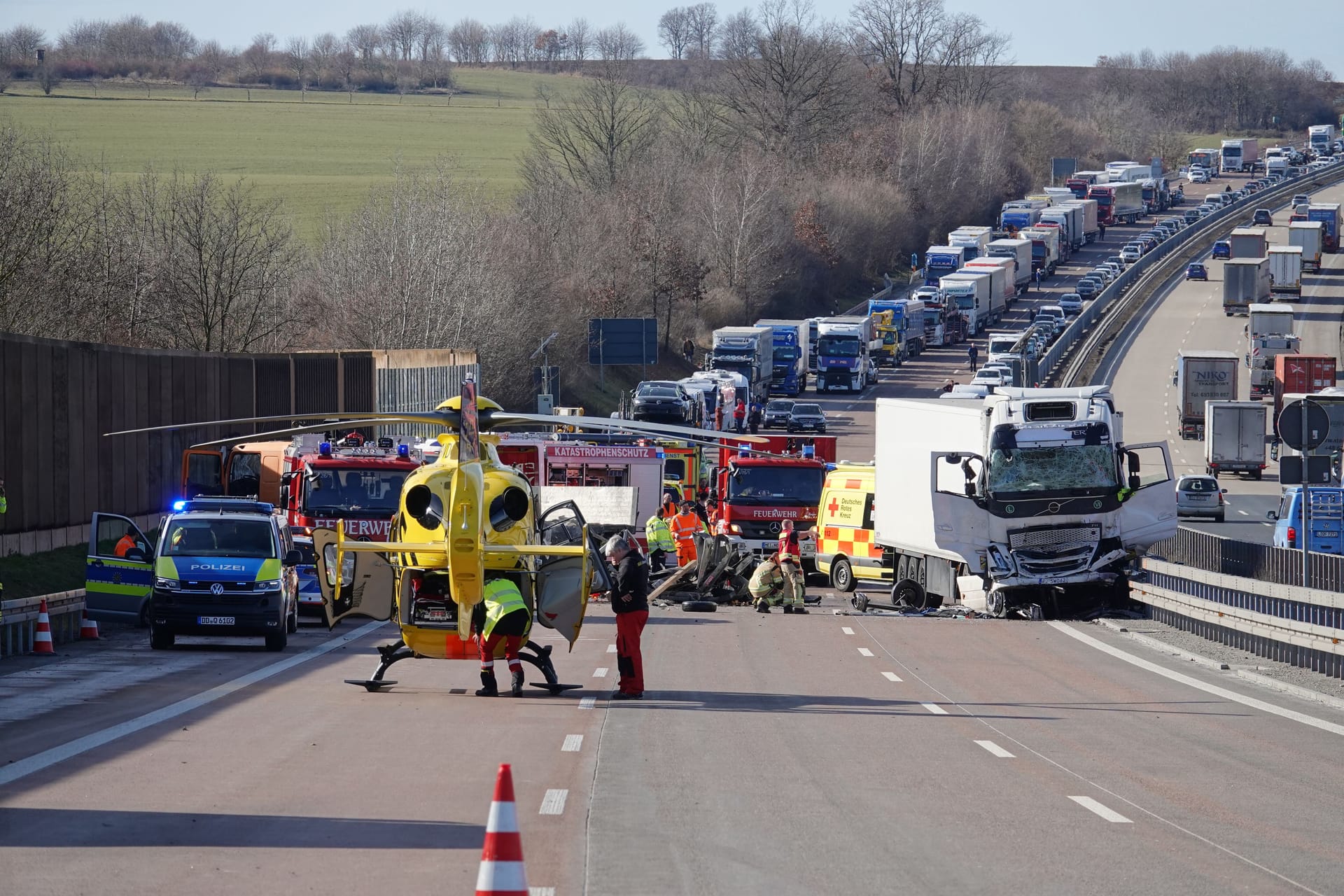 Ein Blick auf die Unfallstelle: Ein Rettungshubschrauber brachte einen schwer verletzten Fahrer ins Krankenhaus.