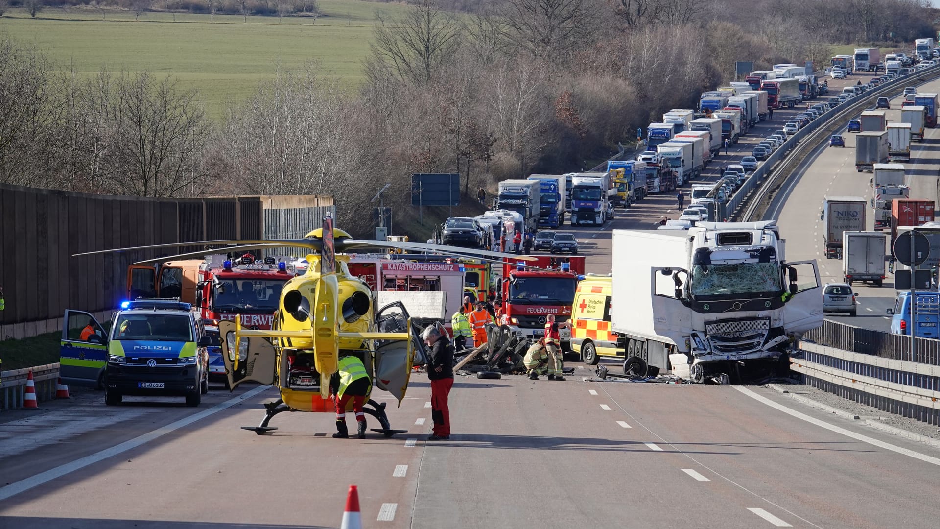 Ein Blick auf die Unfallstelle: Ein Rettungshubschrauber brachte einen schwer verletzten Fahrer ins Krankenhaus.