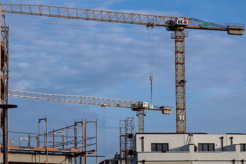 Ein Baugerüst steht an der Fassade eines noch unfertigen Wohnhauses in Berlin.