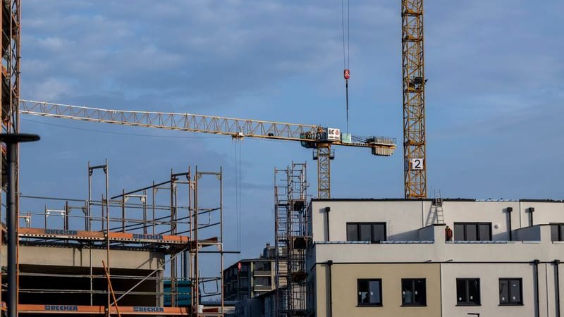 Ein Baugerüst steht an der Fassade eines noch unfertigen Wohnhauses in Berlin.