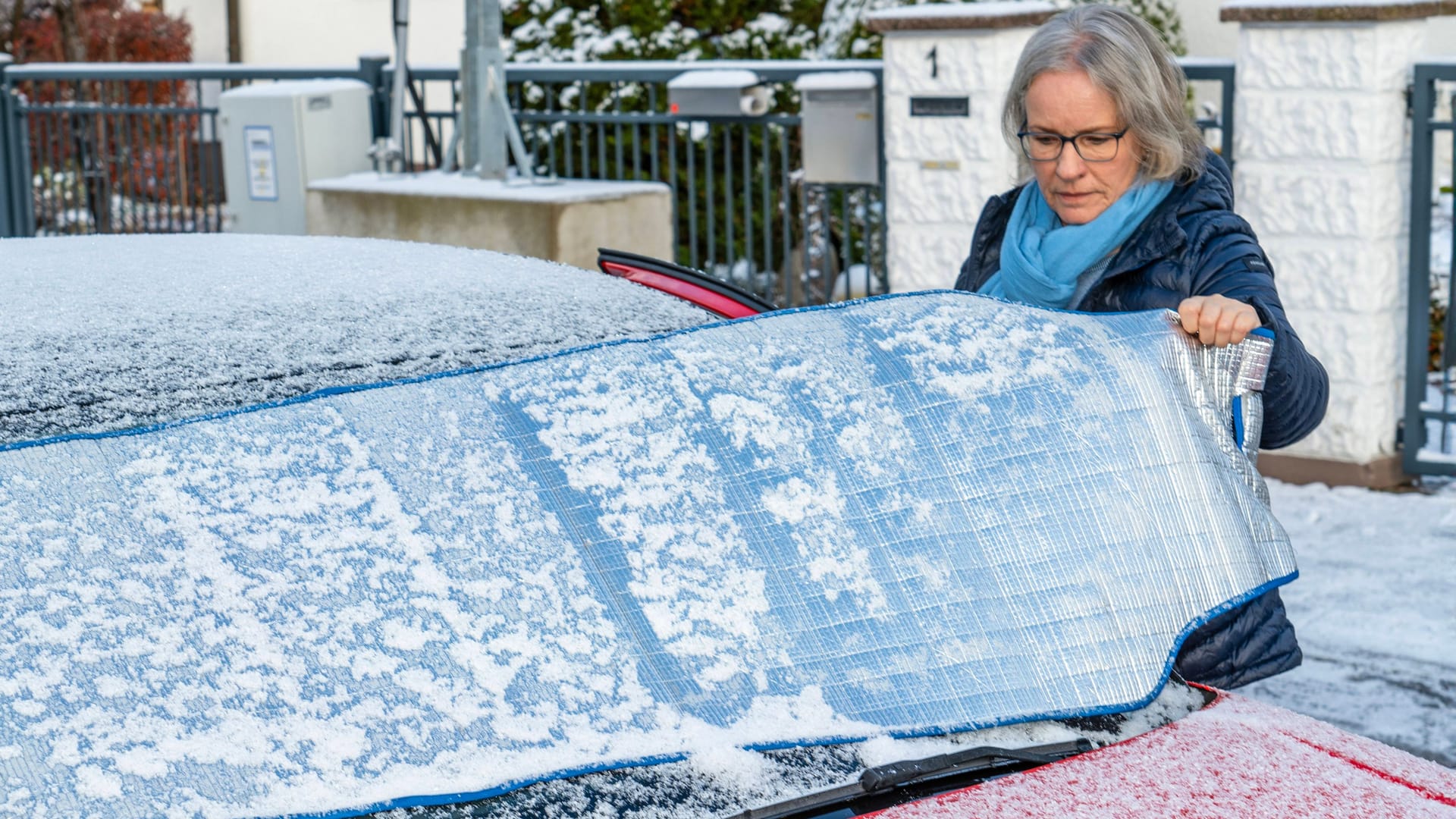 Kann sich lohnen: Eine Scheibenschutzhaube erspart das Eiskratzen.