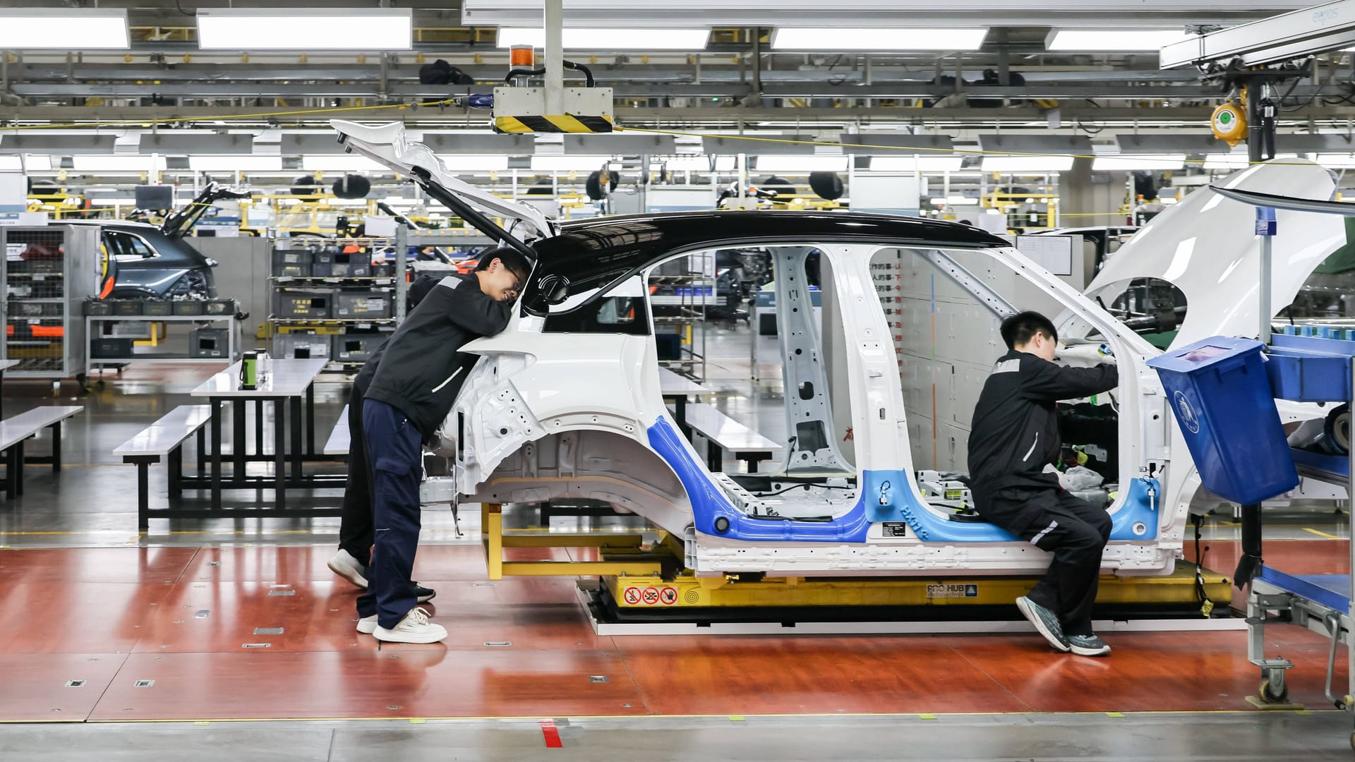 Arbeiter in einer Fabrik der deutsch-chinesischen Automobilmarke Smart (Symbolbild): Der chinesische Botschafter in Deutschland wünscht sich mehr Zusammenarbeit.