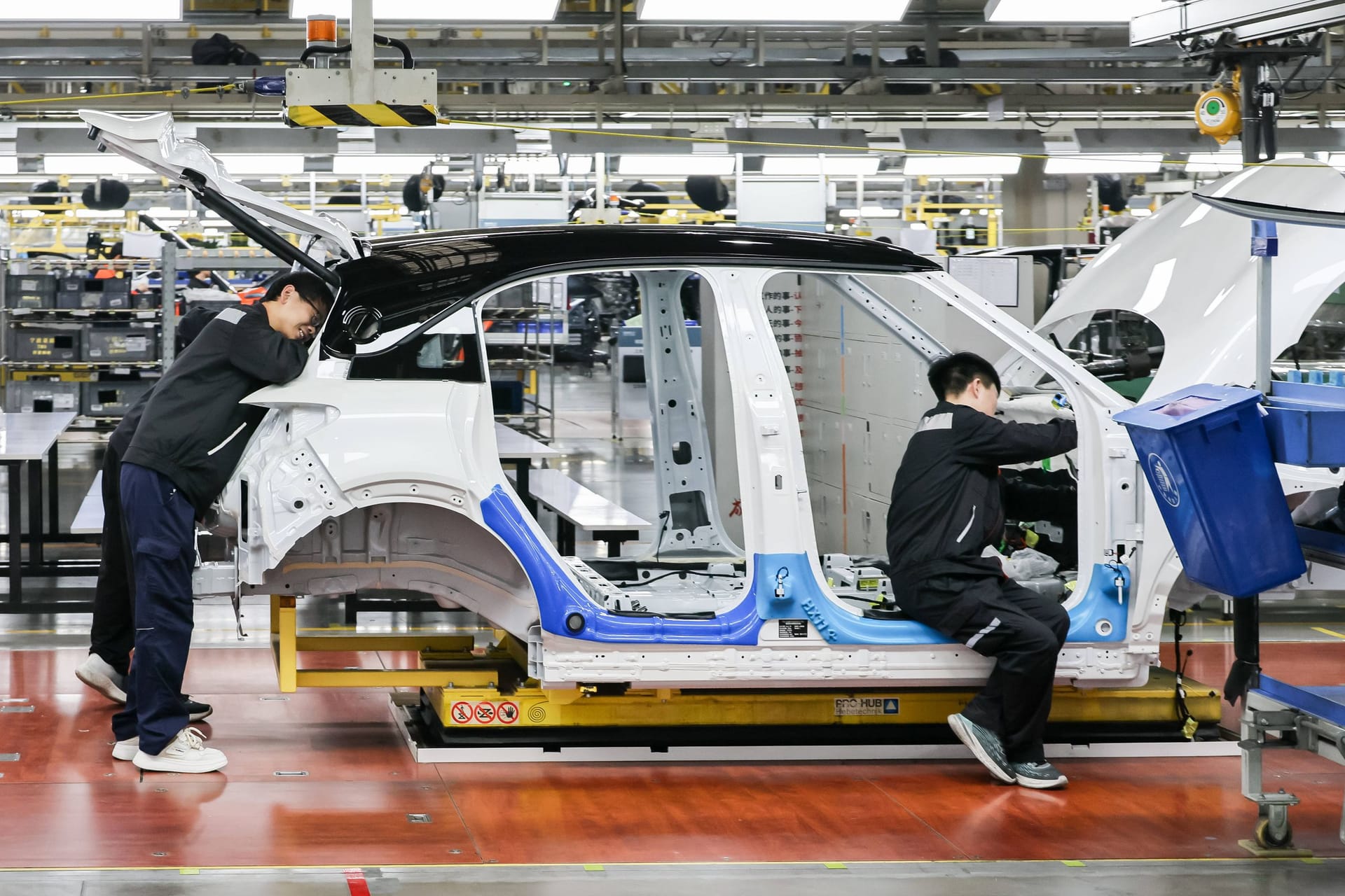 Arbeiter in einer Fabrik der deutsch-chinesischen Automobilmarke Smart (Symbolbild): Der chinesische Botschafter in Deutschland wünscht sich mehr Zusammenarbeit.