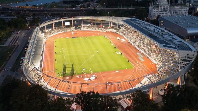 ARCHIV - 30.08.2024, Sachsen, Dresden: Leichtathletik, Eröffnung Heinz-Steyer-Stadion, Leichtathletikmeeting Goldenes Oval, Blick auf das Stadion. (Luftaufnahme mit einer Drohne). Nun bekommt das Stadionrund eine Anzeigetafel. (zu dpa: «Steyer-Stadion bekommt mit Verspätung eine Anzeigetafel») Foto: Robert Michael/dpa