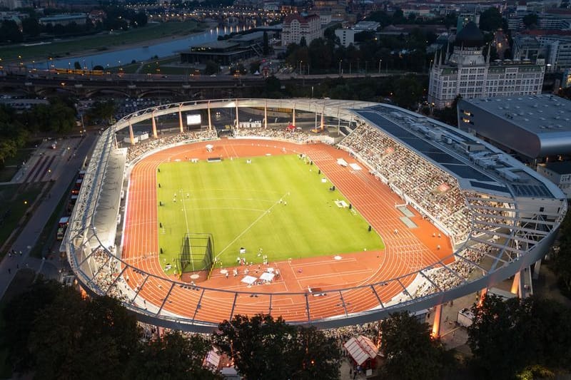 ARCHIV - 30.08.2024, Sachsen, Dresden: Leichtathletik, Eröffnung Heinz-Steyer-Stadion, Leichtathletikmeeting Goldenes Oval, Blick auf das Stadion. (Luftaufnahme mit einer Drohne). Nun bekommt das Stadionrund eine Anzeigetafel. (zu dpa: «Steyer-Stadion bekommt mit Verspätung eine Anzeigetafel») Foto: Robert Michael/dpa