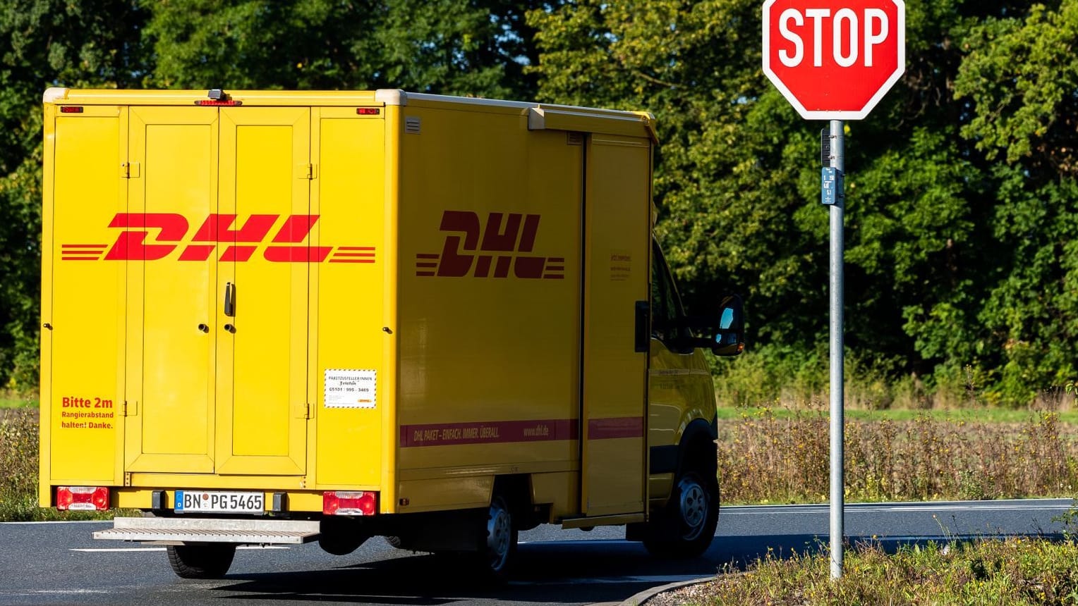 Ein DHL-Zustellfahrzeug: Bei der Deutschen Post wird gestreikt.