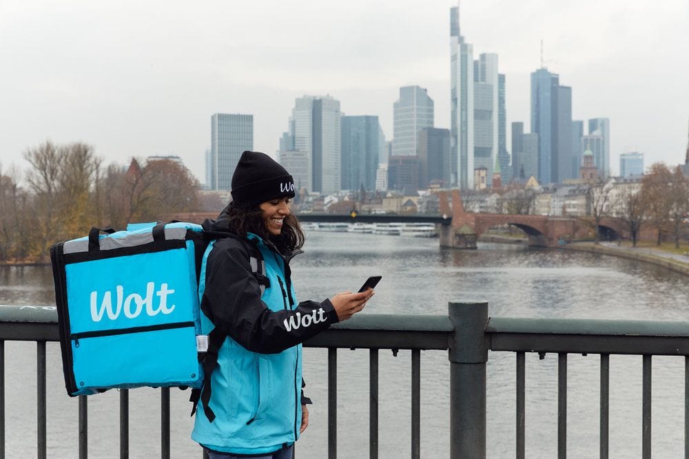 Eine Wolt-Lieferantin in Frankfurt (Symbolfoto): Frankfurter können aus einer breiten Palette Lebensmittel wählen.