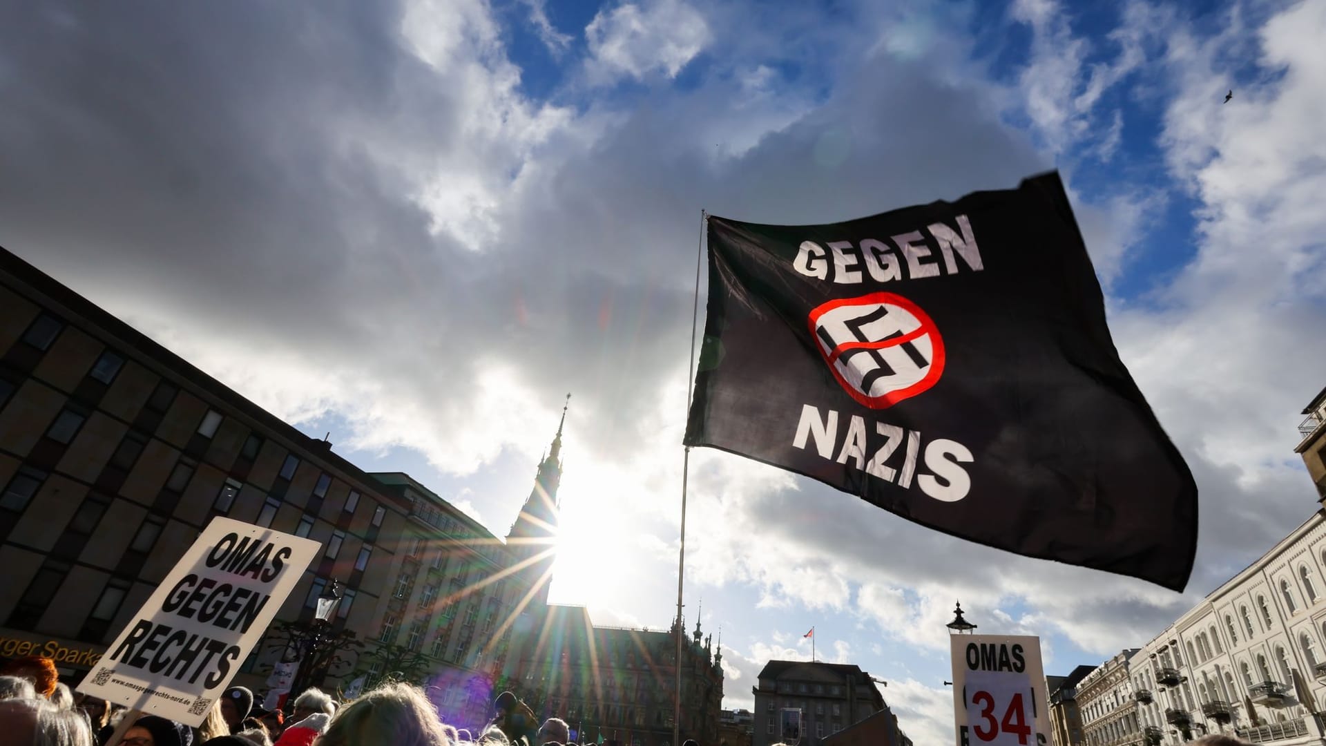 Teilnehmende einer Protestaktion unter dem Motto "Menschenkette gegen die AfD und ihre menschenfeindliche Politik" (Archivbild): Auch am Sonnabend gingen wieder 3000 Menschen in Hamburg gegen Rechts auf die Straße.