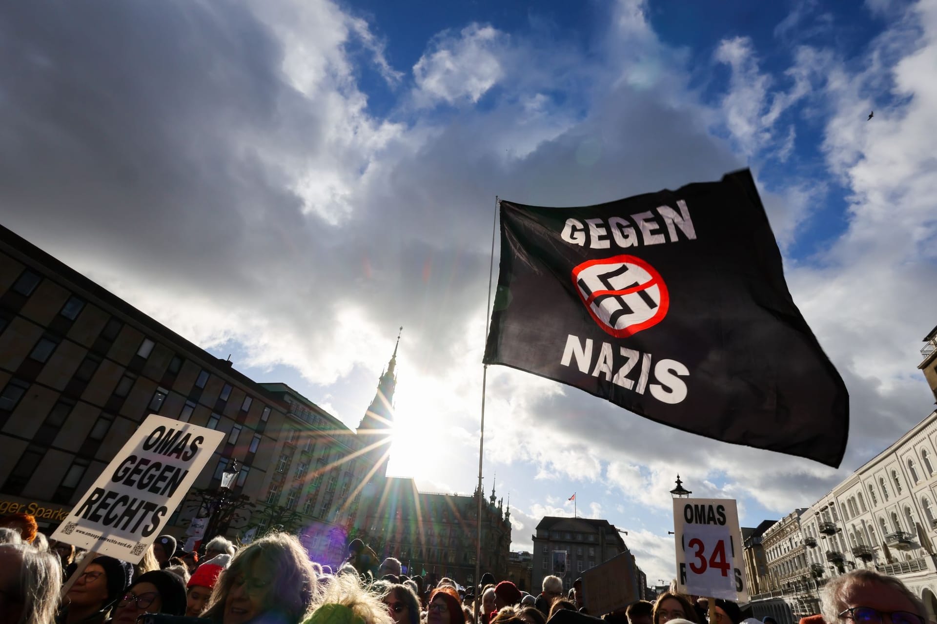 Teilnehmende einer Protestaktion unter dem Motto "Menschenkette gegen die AfD und ihre menschenfeindliche Politik" (Archivbild): Auch am Sonnabend gingen wieder 3000 Menschen in Hamburg gegen Rechts auf die Straße.