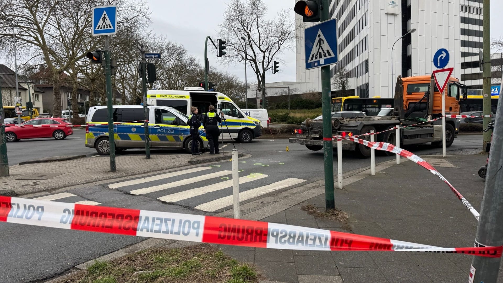 Unfall in Essen: Ein Junge ist am Montag von einem Lkw angefahren worden.