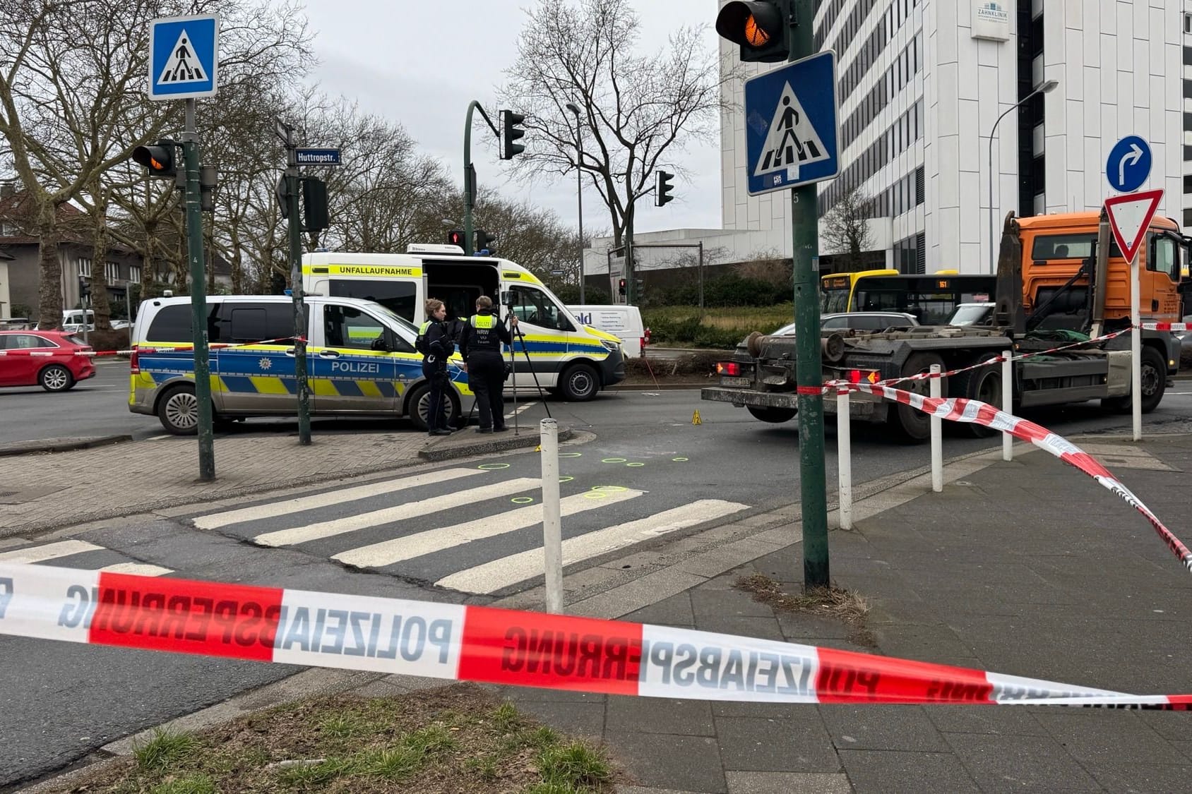 Unfall in Essen: Ein Junge ist am Montag von einem Lkw angefahren worden.