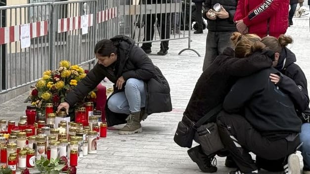 Villach: Trauernde Personen am Tatort des Messerangriffs.