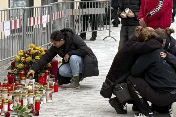 Villach: Trauernde Personen am Tatort des Messerangriffs.