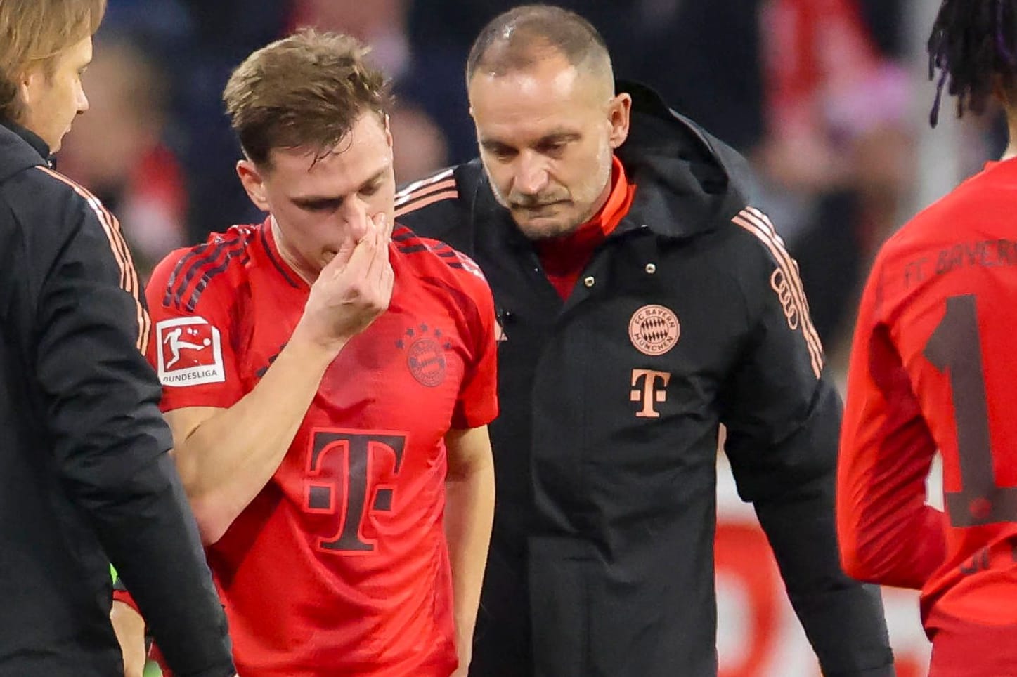 Joshua Kimmich in Begleitung der medizinischen Betreuer: Der Nationalspieler musste verletzt vom Platz.