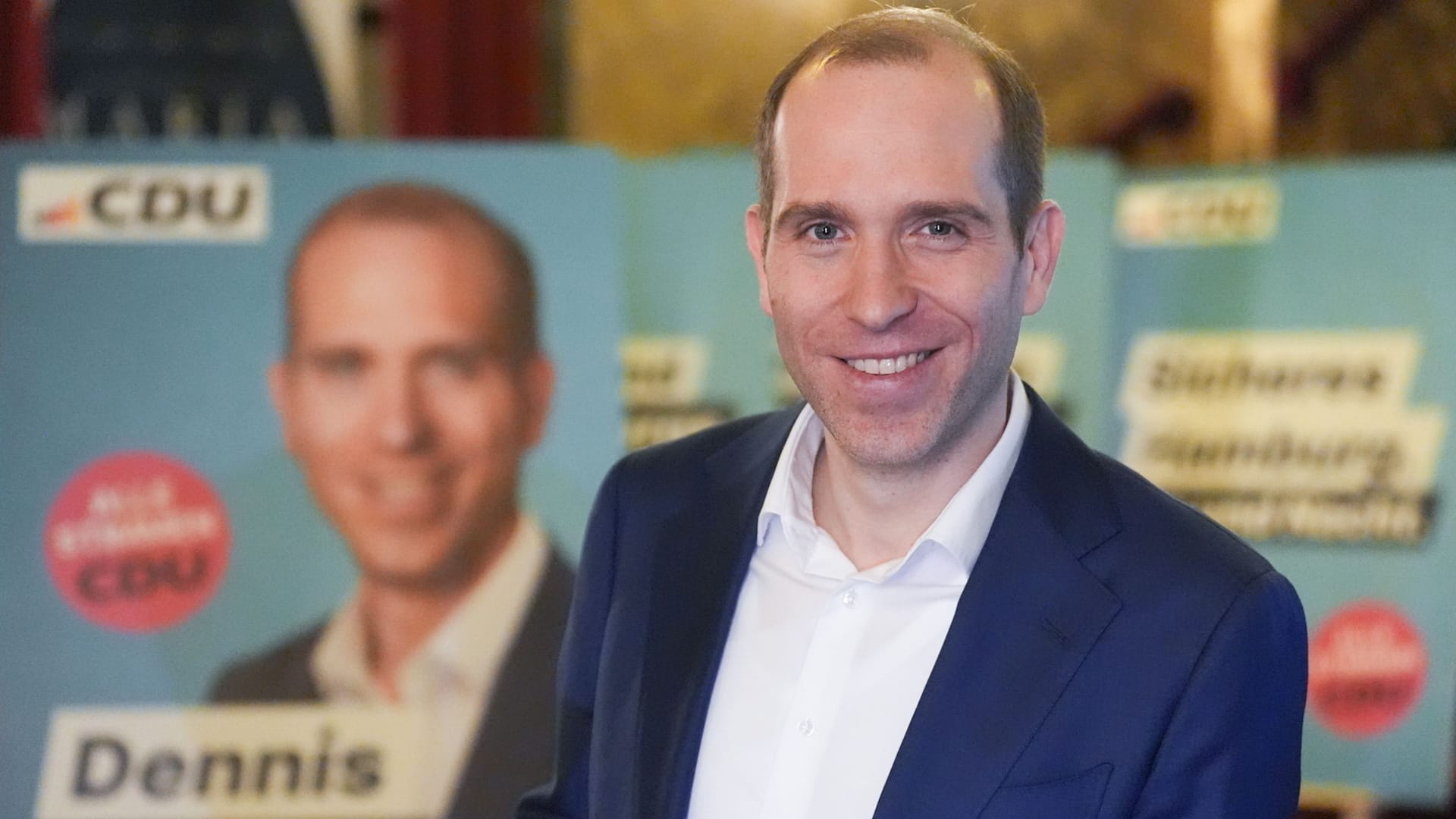 Dennis Thering steht neben Wahlplakaten zur Bürgerschaftswahl: Der CDU-Chef will den rot-grünen Senat nach zehn Jahren ablösen.